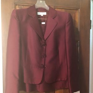 New with tags silk Tahari two piece suit. Size 16p